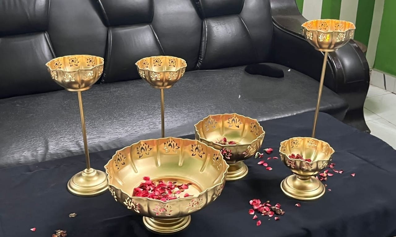 Lotus Urli/Urali/Iron urli with bowl/urli with stand/Uruli set/Christmas/Pooja/wedding Gift/CHRISTMAS/DIWALI GIFT/Home Decoration 9 Pc