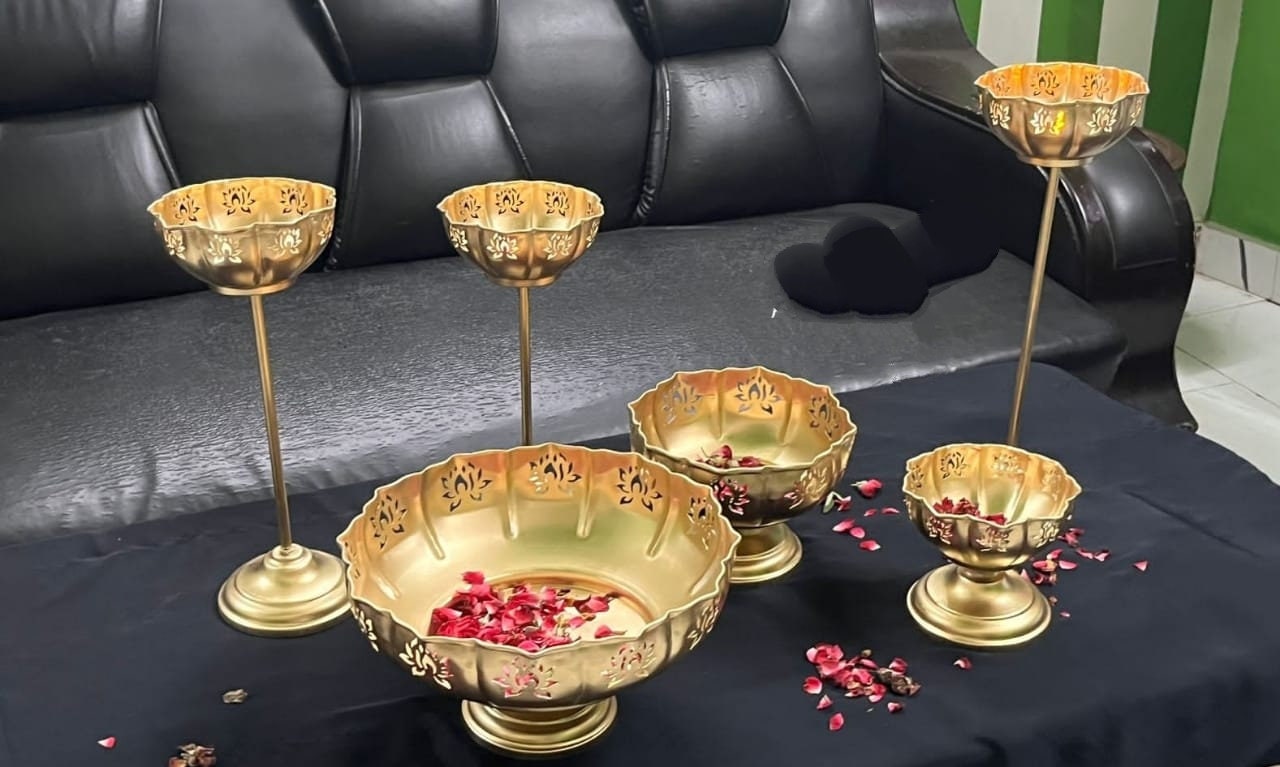 Lotus Urli/Urali/Iron urli with bowl/urli with stand/Uruli set/Christmas/Pooja/wedding Gift/CHRISTMAS/DIWALI GIFT/Home Decoration 13 Pc